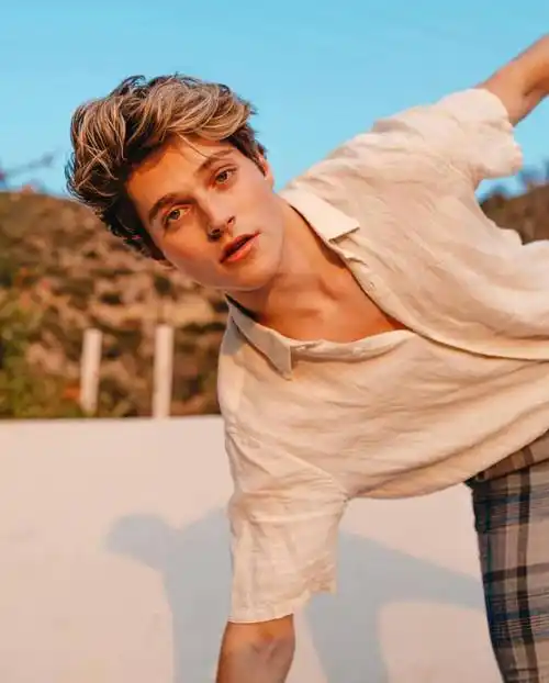 6686体育官网铁牌作者Evelyn