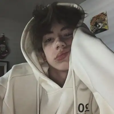 6686体育官网铁牌作者Laura