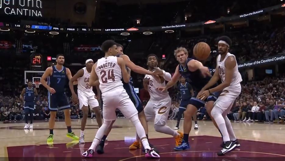 找回点控球感！米切尔次节0分&第三节6分