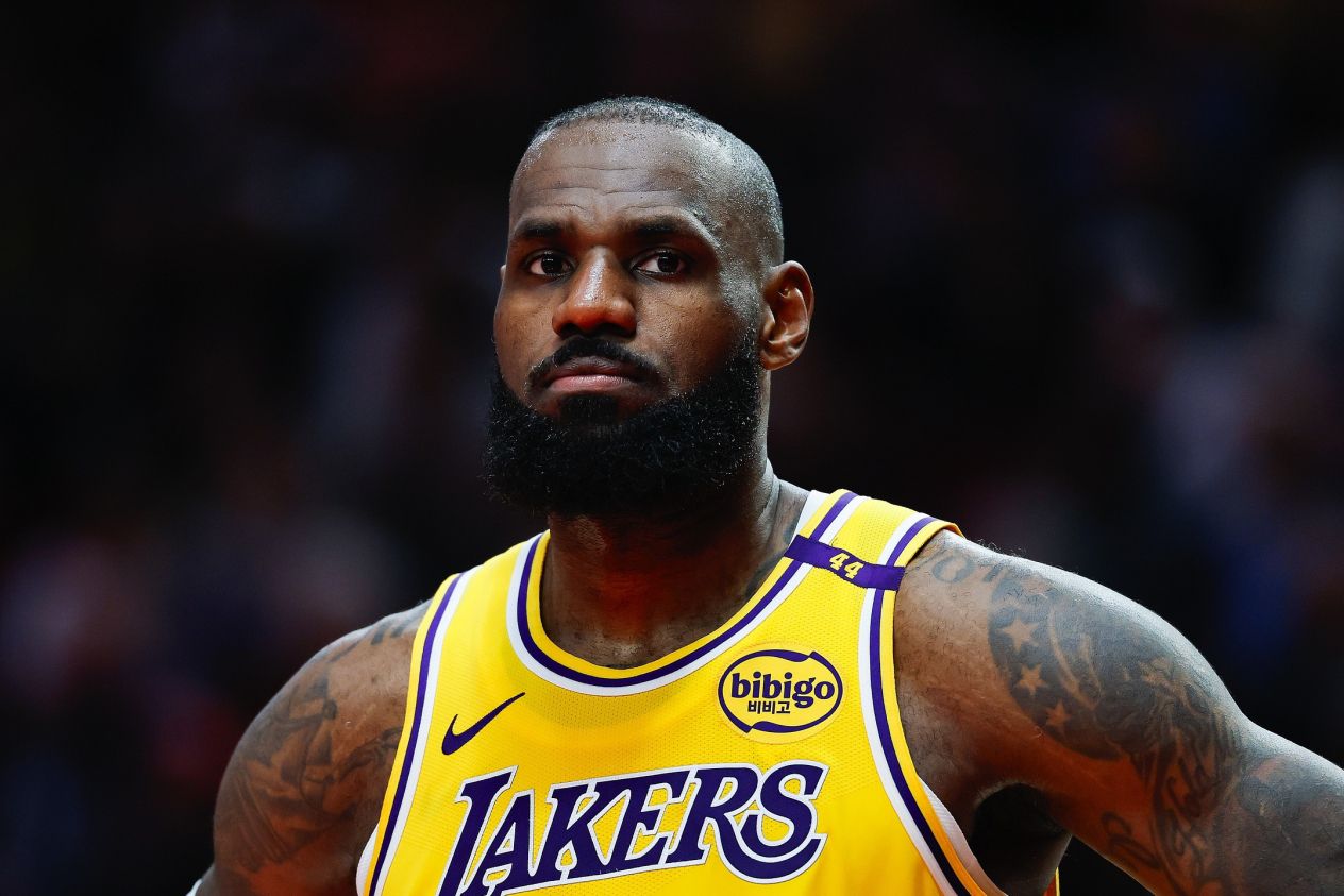 韦德：无詹阵容让湖人看到了未来，但现在就说不需要他太草率