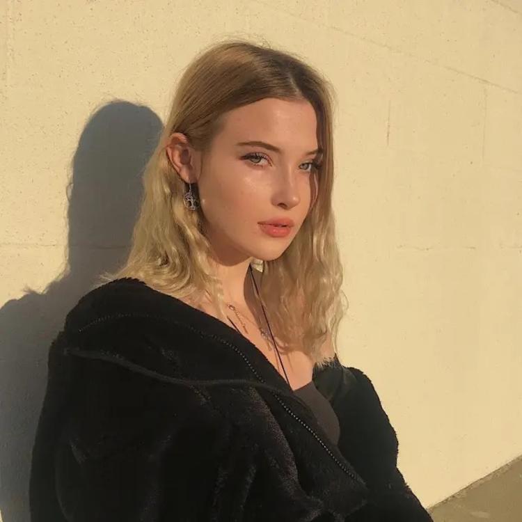 6686体育铁牌作者Alexander